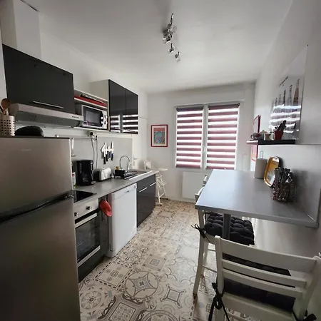 Quai Ouest, Vue Entree Port, Stationnement Gratuit, Lits Faits Pour Votre Arrivee, Serviettes De Toilettes Fournies Apartman